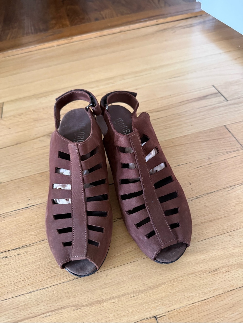Women's Brown Cutout Peep-Toe Slingback Sandals MUNRO